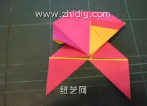第十八步现在是对多角度的折叠的一个继续操作进行折纸蝴蝶翅膀的继续修饰