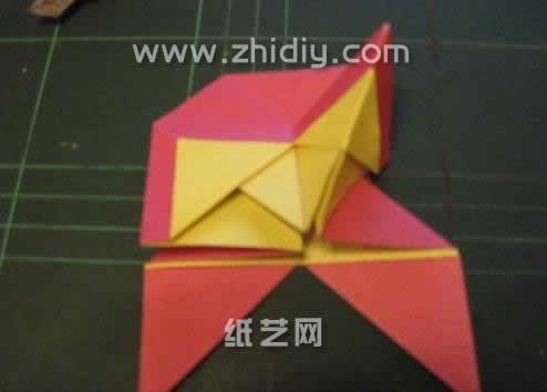第十六步现在折叠展现出来的就是折纸蝴蝶后翅上面的花纹结构，铜鼓这种折叠会使得手工折纸蝴蝶更加的漂亮