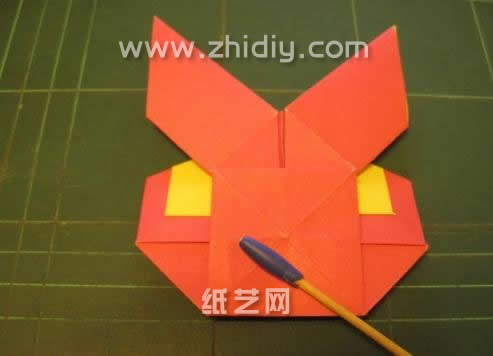 第二十一步在制作手工折纸蝴蝶的过程中，常常会意外的制作出一些类似于其他手工折纸小动物的造型，例如这个手工折纸的兔子就被制作出来了