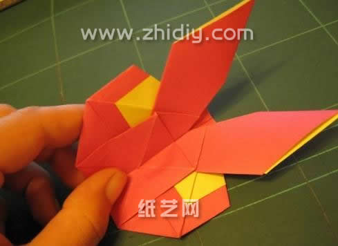 第二十二步可以看到将这个手工折纸兔子的造型进行相应的对折，目的是对后面的手工折纸蝴蝶的基本造型进行塑形