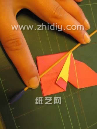 第二十七步折纸蝴蝶最为重要的自然是折纸蝴蝶的翅膀了，在这里折纸蝴蝶翅膀的制作方法非常像是许多折纸飞机的制作方式