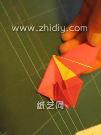 第二十八步独特的折叠使得这个手工折纸蝴蝶的立体感看起来强于其他的手工折纸蝴蝶