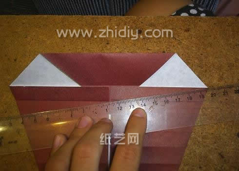 利用尺子的辅助来制作出折痕中的斜向部分，斜向的折痕在折纸海螺的旋转中作用是比较突出的
