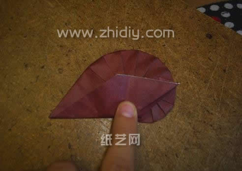 跟着折纸图示进行相关的手工折纸操作