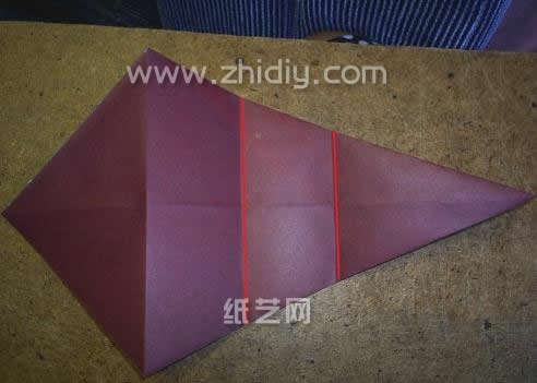 折纸海螺手工折纸教程—折纸大全图解系列制作过程中的第十一步依旧是根据折纸图示中的红色折痕进行折叠操作