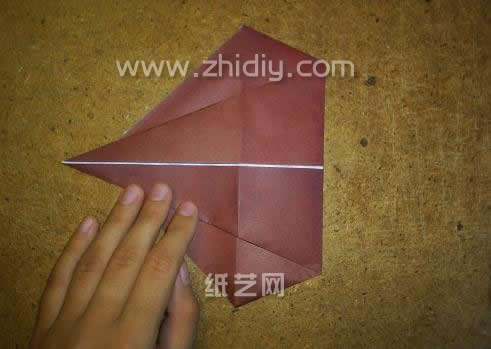 折纸海螺手工折纸教程—折纸大全图解系列制作过程中的第十步，许多折叠过程中所制作出来的事物很有可能在平时的折纸操作中制作不出来，例