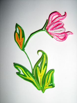 独特漂亮的手工衍纸菊花与其他常见的手工衍纸花在制作方法上有着根本的不同