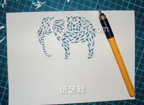 第三步用刻刀先裁刻出刻纸大象内部的图案，使得刻纸大象的基本感觉先展现出来