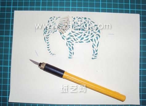 第四步刻纸大象的耳朵是第一个可以展现出来的立体结构，也是手工diy刻纸的亮点所在