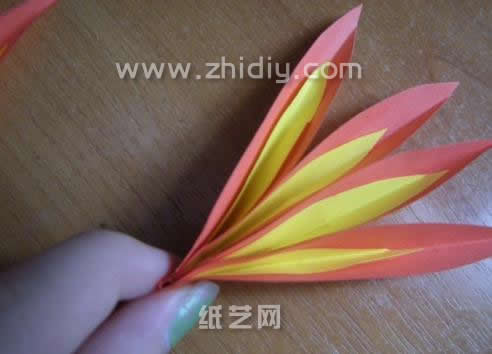 太阳花手工折纸花diy实拍教程制作过程中的第十一步将纸艺太阳花的花瓣再进行深度的整合