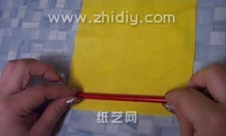 教你用纸巾快速制作纸玫瑰教程制作过程中的第一步是对基本的纸巾进行处理使得其可以用来制作折纸玫瑰