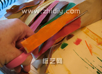 第二步则是开始对前一步上的颜色的纸袋进行剪裁，目的是获得不同颜色的纸带
