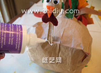 第七步利用白胶将感恩节手工DIY火鸡的身体密封起来，这个时候的感恩节火鸡已经基本上成型了