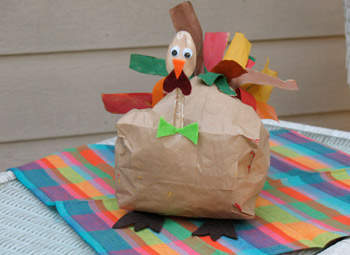 第九步则是已经按成制作的感恩节手工DIY纸艺火鸡了，可以增加更多的元素让这个可爱的纸袋火鸡变得更加的漂亮