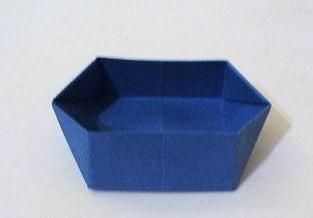 第七步就是这样的拉开的一个操作获得了一个如图所示的折纸盒子的样子，尽管这个手工折纸盒子看起来还不完整