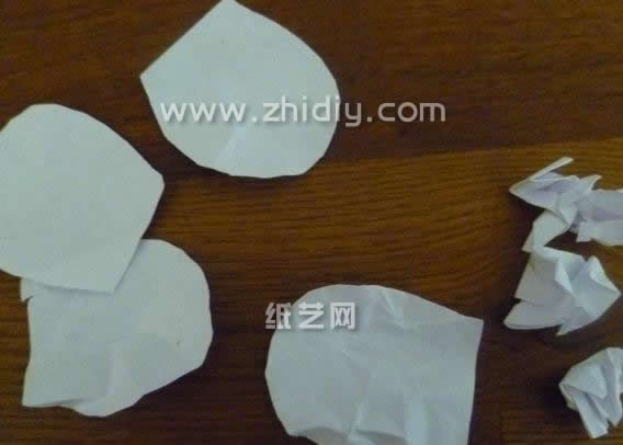 快速制作一个简单的揉纸折纸玫瑰教程