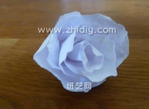由于折纸玫瑰的制作比较的容易，所以可以在很短的时间里面大量的制作如图所示的折纸玫瑰