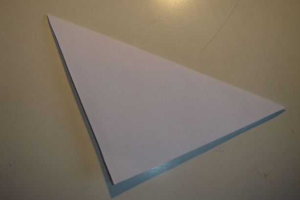 手工折纸船的方法实际上非常的简单，基本上就是通过一张白色的纸经过简单的折叠来完成的