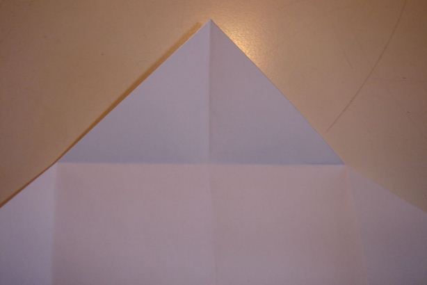 基本的折痕在其他的手工折纸制作中也是相同的，只是这里的手工折纸船稍微有些难度而已