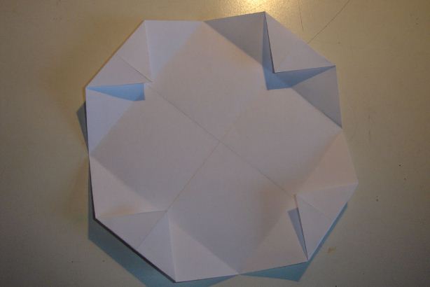 这个时候进行的折叠是比较基础的，只要是通过这样的折叠来进行一个折纸船需要的基本造型