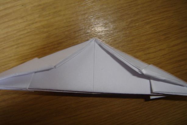 折纸三角形的一个很重要的作用就是让手工折纸船在外型上看起来更加的牢固和具有可使用性