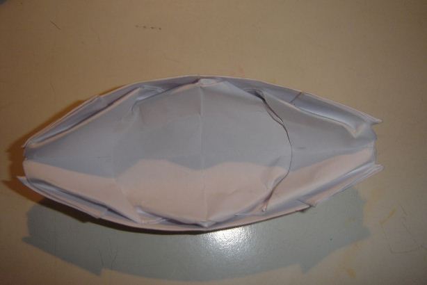 最终成型的手工折纸船如图所示，可以看到手工折纸船的底部是比较平整的，这就保证了他在漂浮时的稳定性