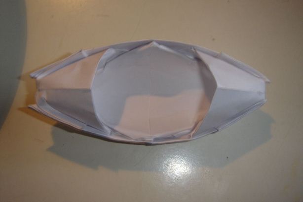 非常漂亮的手工折纸船已经制作完成了，不知道你的手工折纸船是不是也这么的漂亮和有趣呢