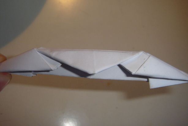 现在可以看到继续进行的折纸操作是让折纸船最终成型的操作