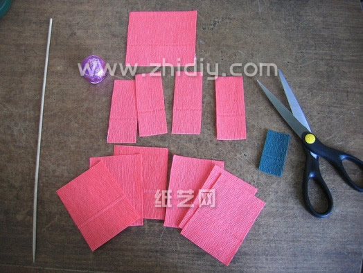 基本的材料主要有折纸玫瑰花茎的主体木签子，同时还有一些需要用来制作纸玫瑰花瓣的皱纹纸，工具就是做剪纸用的剪刀