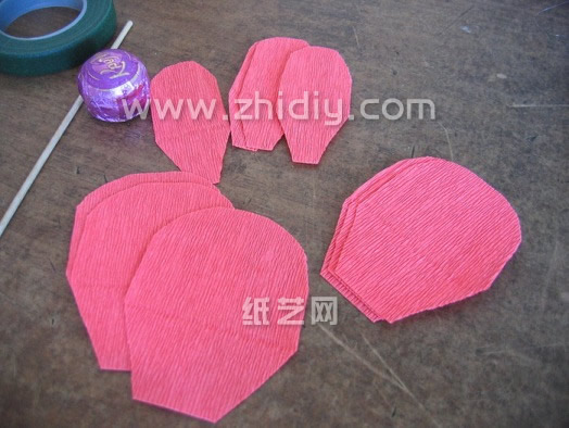 对皱纹纸进行一些简单的处理使得其变得更加适合使用到情人节巧克力皱纹纸折纸玫瑰的制作中来