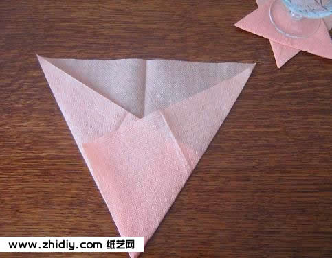 可以看到基础的折叠直接帮助折叠出一个在折纸大全图解中常见的折叠型三角形
