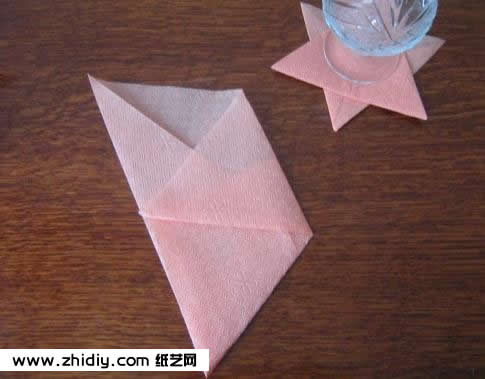 现在继续进行相关折纸操作是为了将这个手工折纸杯垫的六个角都展现出来从而使得变废为宝折纸杯垫制作更加的充分