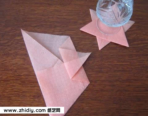 我们可以看到这个六角形折纸杯垫的其中的一个角已经被折叠出来了，这就是我们需要特别制作出来的折纸模型