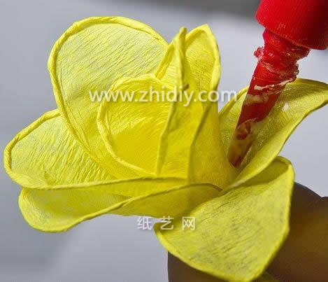 最终皱纹纸花还是需要使用白乳胶的粘贴作用从而将纸艺花瓣粘贴起来