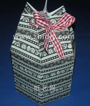 最终制作完成的圣诞节手工纸艺礼品盒可以用丝带扎上口从而正常使用