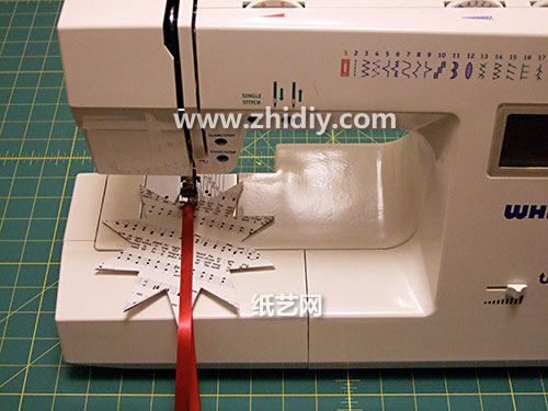 缝纫机在这个圣诞纸艺星星的制作中所起的作用是可以用订书机来代替的