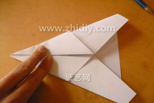 接着将折纸飞机的结构按压折叠成如图所示的结构