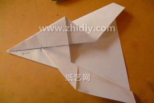 通过折痕的方式折叠出来的折纸飞机翅膀在结构上面看起来更加的漂亮
