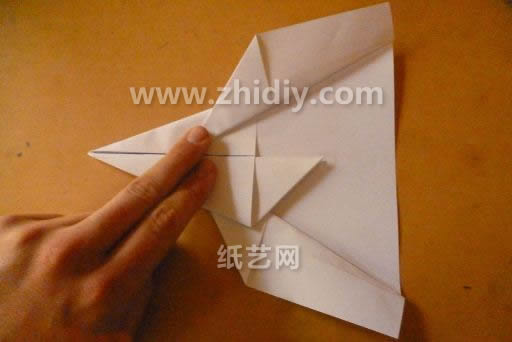 根据持续的翻折处理机制使得折纸飞机镜像结构上的折纸翅膀展开