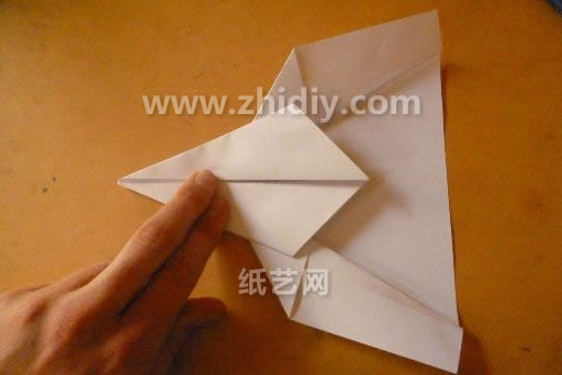 这样一个折叠处理的目的是让折纸飞机的飞机头部有着更好的展示效果
