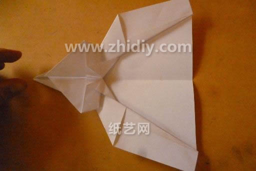 随后的折叠式需要进行对称折叠从而完成折纸飞机的细节制作