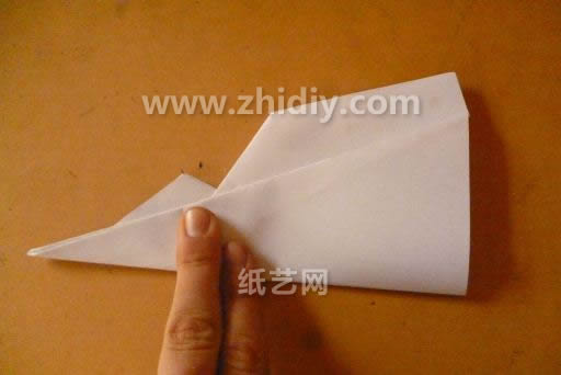 折纸飞机的折叠过程需呀一个对称折叠来使得折纸飞机本身能够比较漂亮