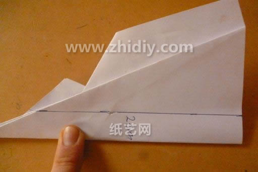 随后的折纸飞机机翼展开折叠的部分同样需要进行辅助的折痕来使得展开更加顺利