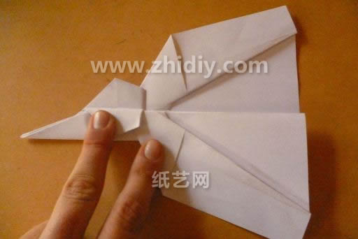 进行折纸飞机的折叠过程需要将折纸飞机的翅膀展开并折平整
