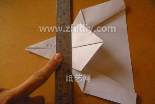 现在这样的折叠操作形式是折纸飞机结构上发生的一个改变