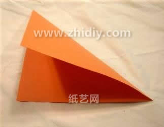 翼龙手工折纸飞机的制作需要方形纸张