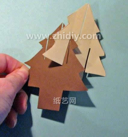 现在就开始对小的圣诞树卡片结构进行组合使得其具有立体化