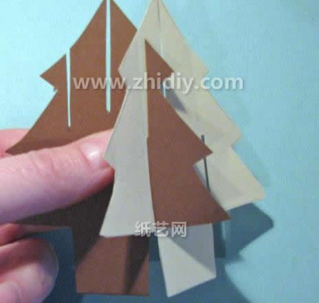 这种巧妙的插入式组合方式使得圣诞树的结构呈现的很立体