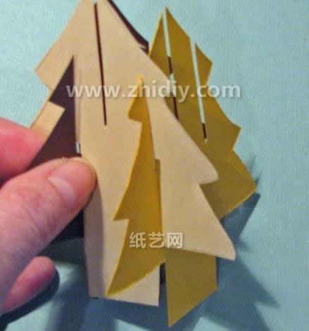在前两个圣诞树卡片组合的基础上不断的添加新的圣诞树结构