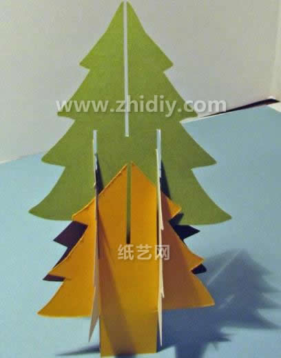 小的立体圣诞树组合处理之后还需要将大的圣诞树结构不断往上进行添加